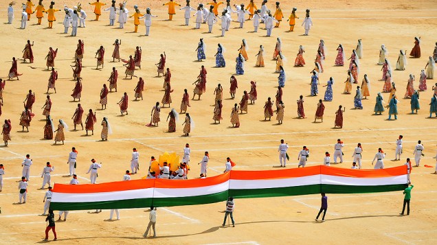 Estudantes se apresentam no desfile de celebração do Dia da Independência, em Bangalore, na Índia