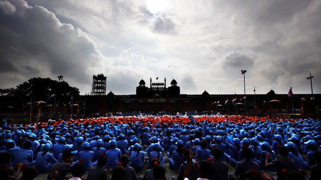 Estudantes acompanham no Forte Vermelho, em Nova Déli, as celebrações pelo Dia da Independência