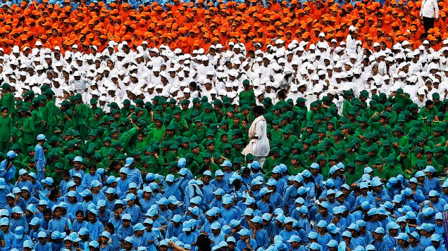 Crianças montam mosaico que forma a bandeira da Índia, perto do Forte Vermelho, em Nova Déli; as comemorações fazem parte do Dia da Independência