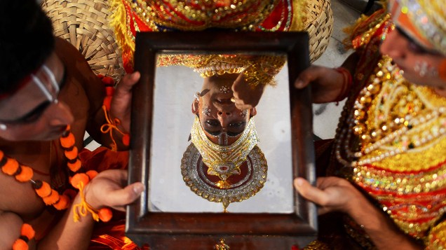 Devotos do hinduísmo se produzem para celebração religiosa, na Índia