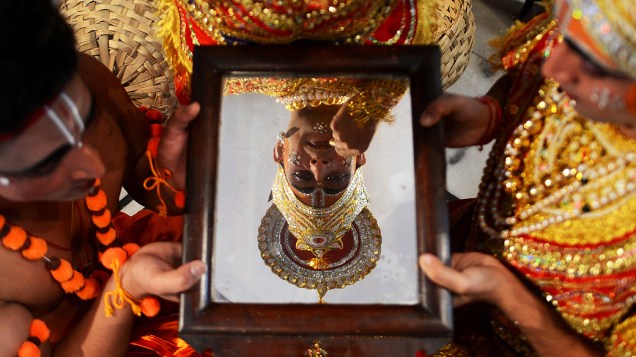 Devotos do hinduísmo se produzem para celebração religiosa, na Índia Devotos do hinduísmo se produzem para celebração religiosa, na Índia