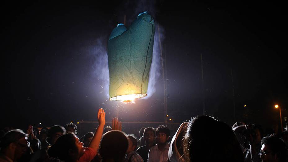 Voluntários de uma organização social lançam lanterna para o céu para promover um Diwali pacífico e ecologicamente correto, e chamar atenção contra o trabalho infantil, em Calcutá, Índia