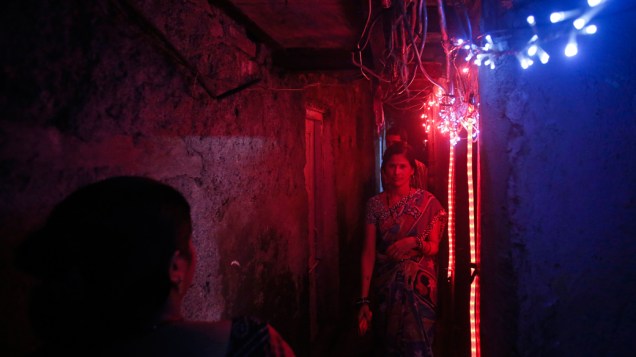 Favela de Mumbai com luzes coloridas durante o Festival Diwali