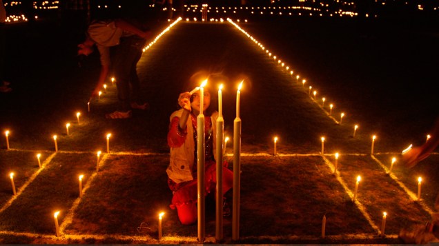 Menina dentro de um campo de críquete na véspera de Diwali em Allahabad, Índia