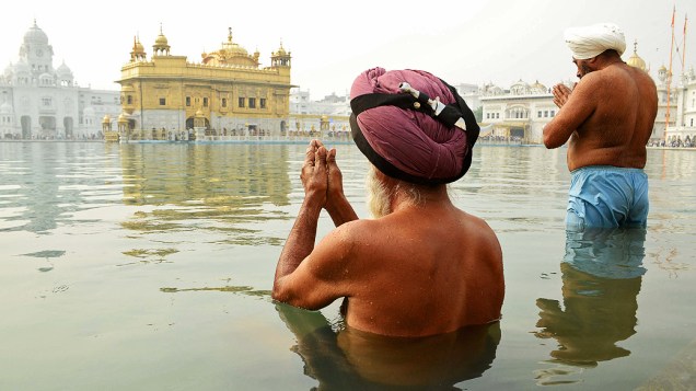 Devotos sikhs fazem orações no Templo Dourado em Amritsar, Índia