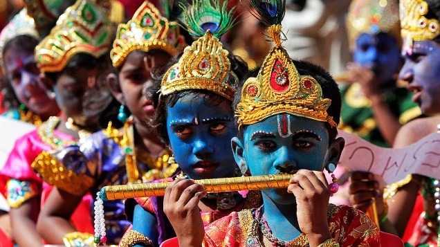 Crianças durante encenação para comemorar o aniversário de nascimento do Senhor Krishna, que será celebrado em 10 de agosto