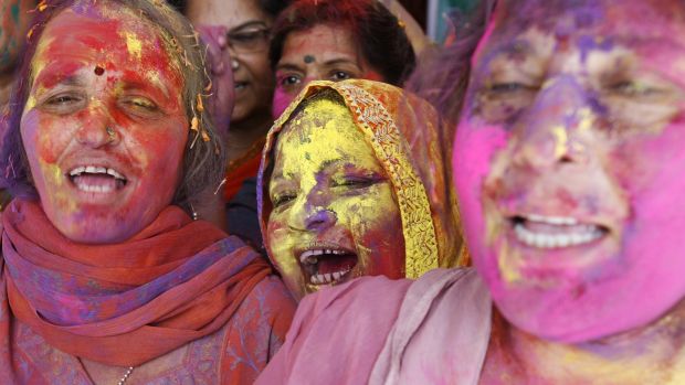 Mulheres celebram o fim da greve de fome de Hazare, na Índia