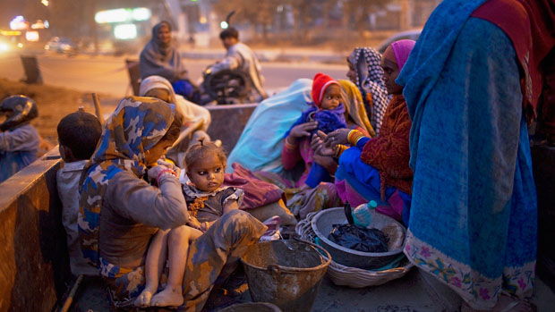 Crianças indianas passam fome depois que o programa de segurança alimentar do país fracassou