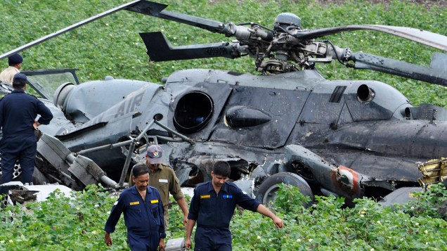 Dois helicópteros bateram e caíram na Índia nesta quinta-feira (30), matando todos os oito tripulantes a bordo das aeronaves
