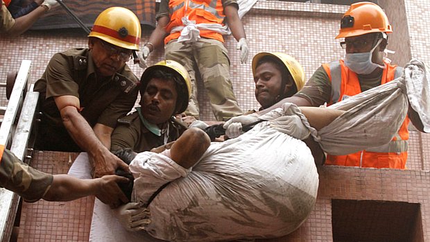 Bombeiros evacuam paciente de hospital em Calcutá