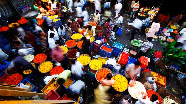 Comerciantes vendem flores em mercado especializado na cidade de Mumbai