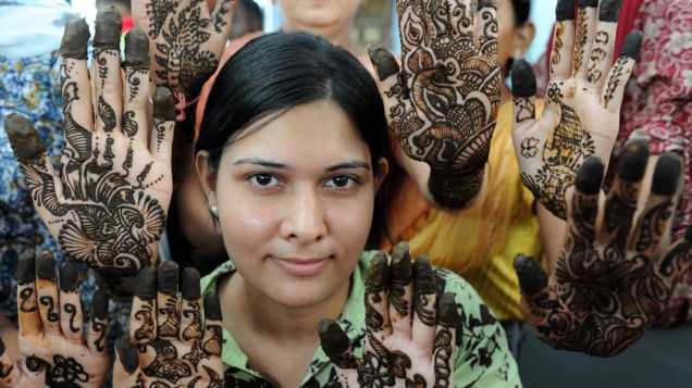 Na Associação de Cegos em Ahmedabad, na Índia, pacientes pintaram suas mãos com henna segundo a tradicional técnica “mehendi”