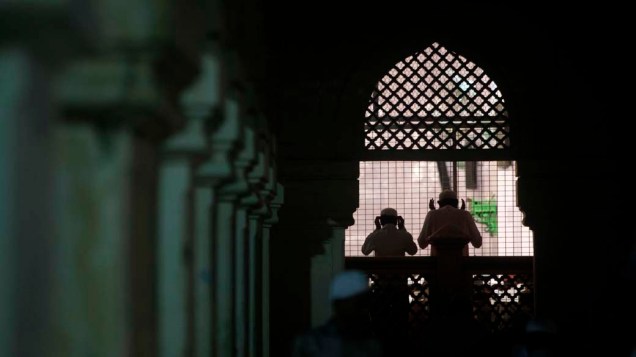 Durante o Ramadã, fieis rezam em mesquita em Hyderabad, na Índia