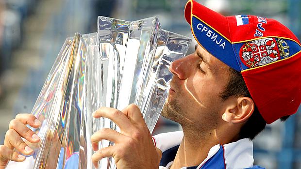 Indian Wells: o sérvio Novak Djokovic com o troféu conquistado no domingo