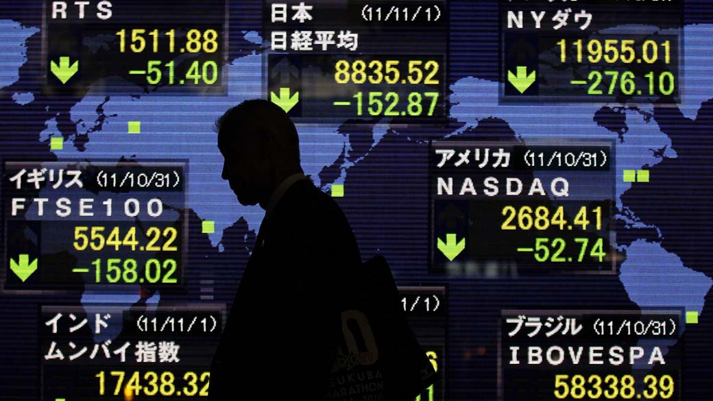 Painel eletrônico com os indicadores da bolsa de valores em Tóquio