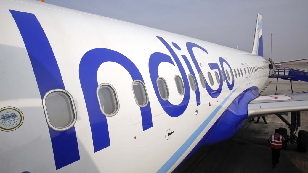 Avião da Indigo no aeroporto, na Índia