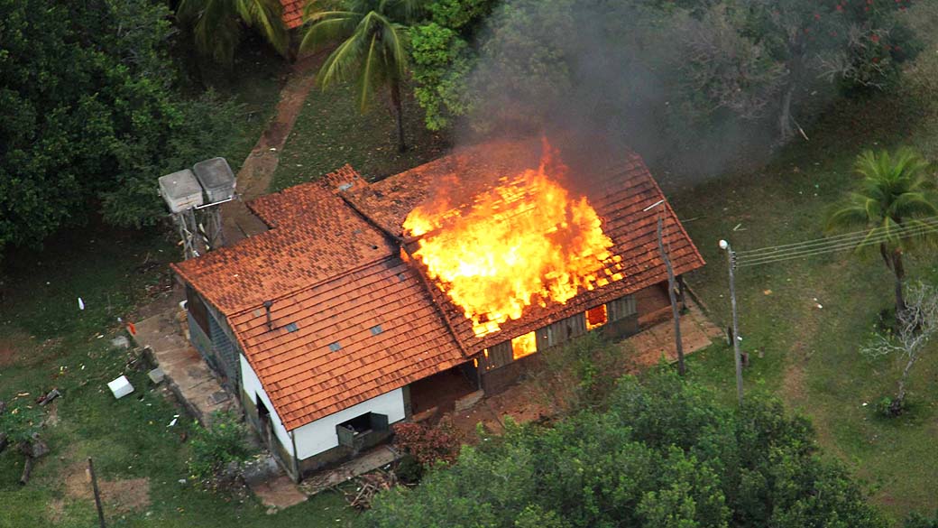Sede da fazenda Buriti é incendiada por índios na semana passada; região foi novamente palco de conflito nesta terça-feira