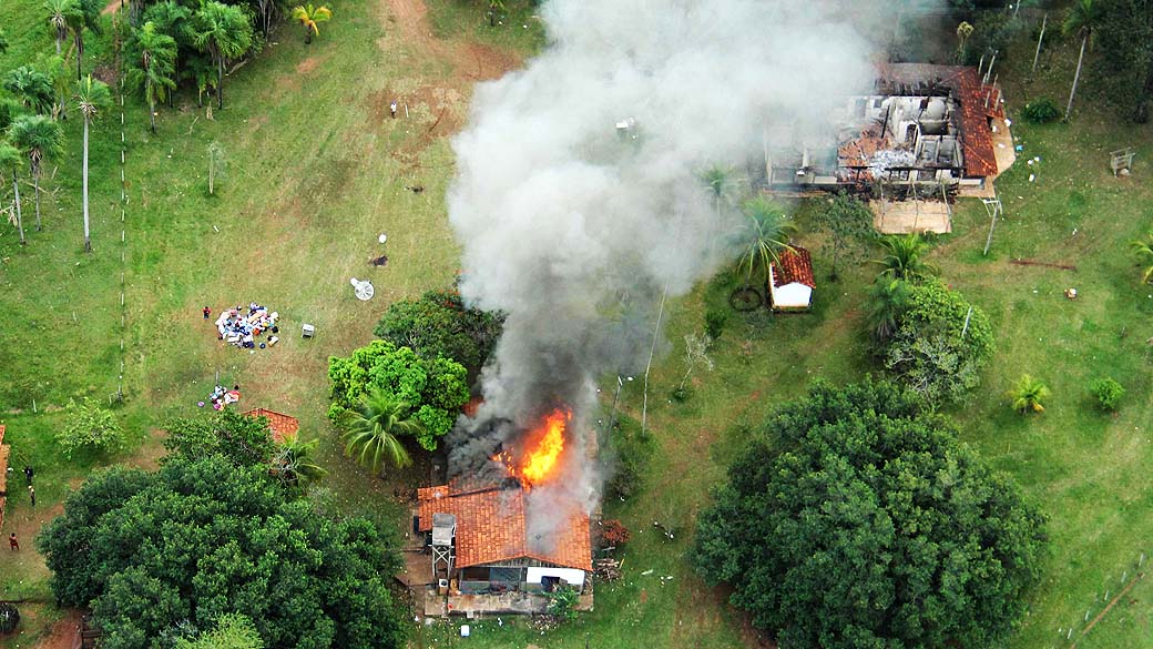 Durante o confronto, os índios atearam fogo na sede da fazenda