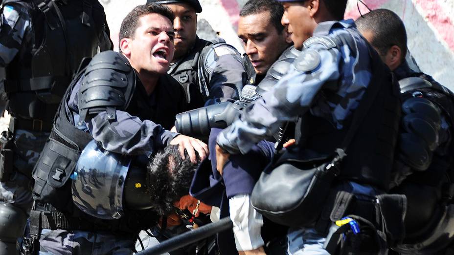 Manifestantes e policiais entram em confronto após saída de índios de museu