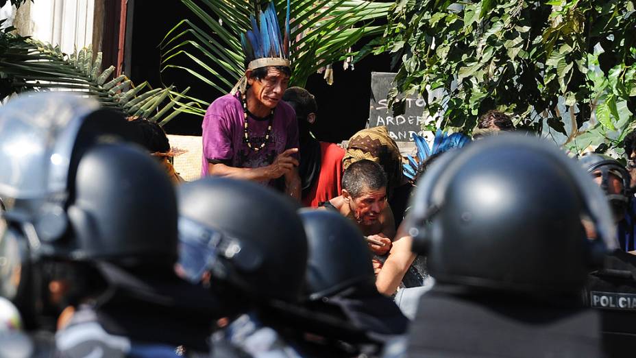 Indígenas discutem com policiais durante a desocupação da aldeia Maracanã, no RJ