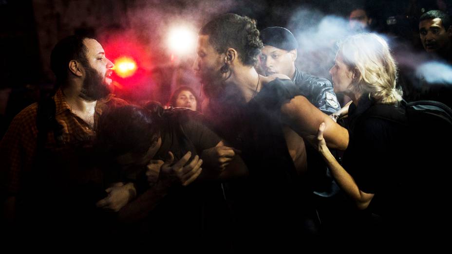 Policiais do Batalhão do Choque reprimem manifestação durante a madrugada