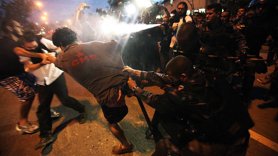 Policiais do Batalhão do Choque reprimem manifestação durante a madrugada