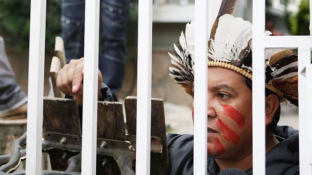 Índios Kaingang ocupam a sede estadual do Partido dos Trabalhadores (PT), em protesto contra senadora Gleisi Hoffman que barrou a demarcação de terras indígenas, no centro de Curitiba