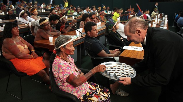 Índios de diversas etnias e de todo o país participam de audiência pública na comissão de direitos humanos da Câmara dos Deputados