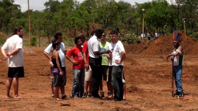Estudantes e indígenas negociam com Policial Militar em terreno disputado