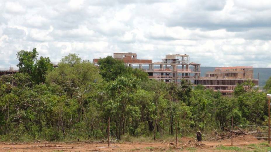 A vegetação nativa vai, aos poucos, sucumbindo às obras do novo bairro