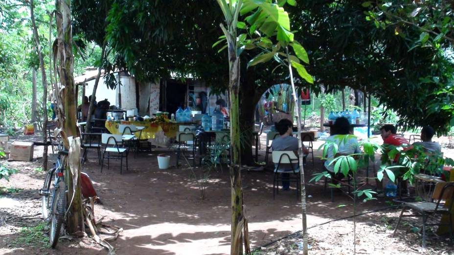 Jovens descansam em alojamento improvisado na aldeia