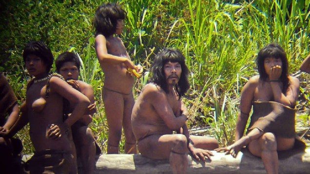 Fotografia de membros da tribo Mashco-piro, que nunca teve contato com a civilização, na selva do Peru