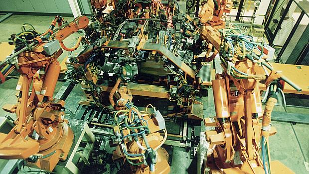 Na comparação anual, produção industrial registrou queda de 2,4% no país