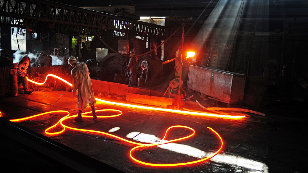 Trabalhadores na fabricação de aço na Ittehad Steel Mill Islamabad, no Paquistão