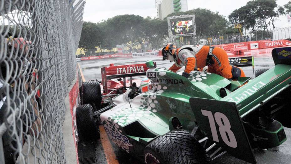 Carros dos pilotos Helio Castroneves e Simona De Silvestro após o acidente na prova da Indy 300, em São Paulo