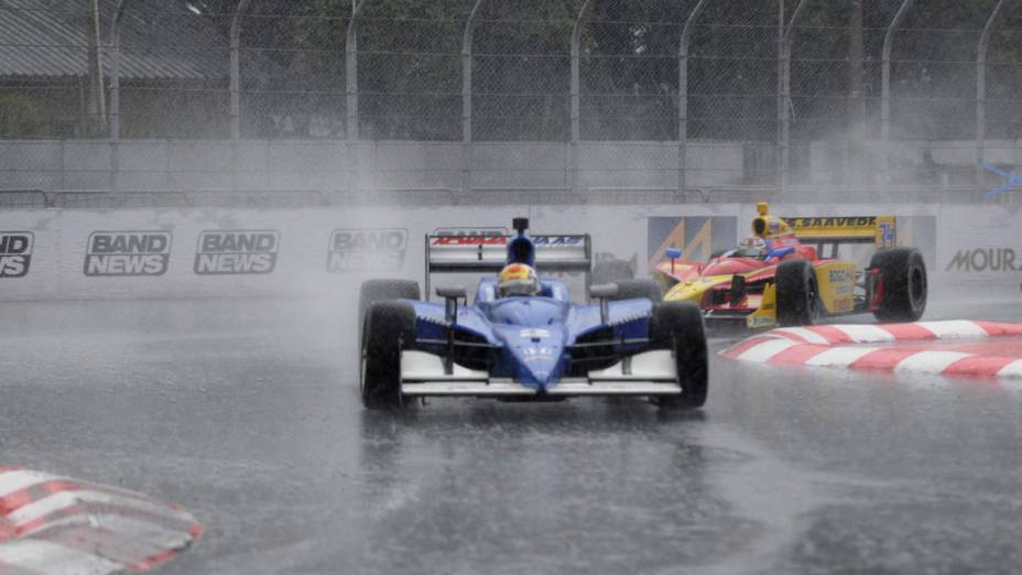 Debaixo de forte chuva, pilotos participam da Indy 300, em São Paulo