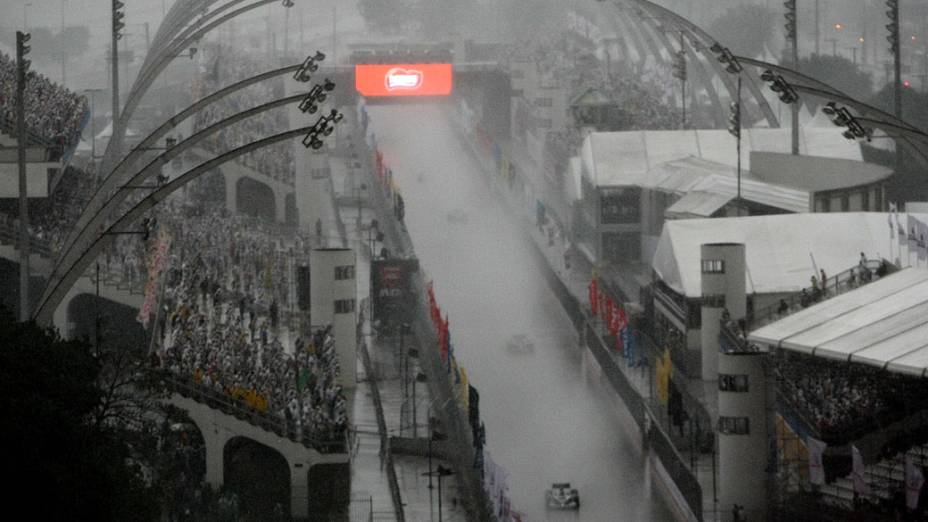 Vista aérea do sambódromo do Anhmebi debaixo de forte chuva, em São Paulo