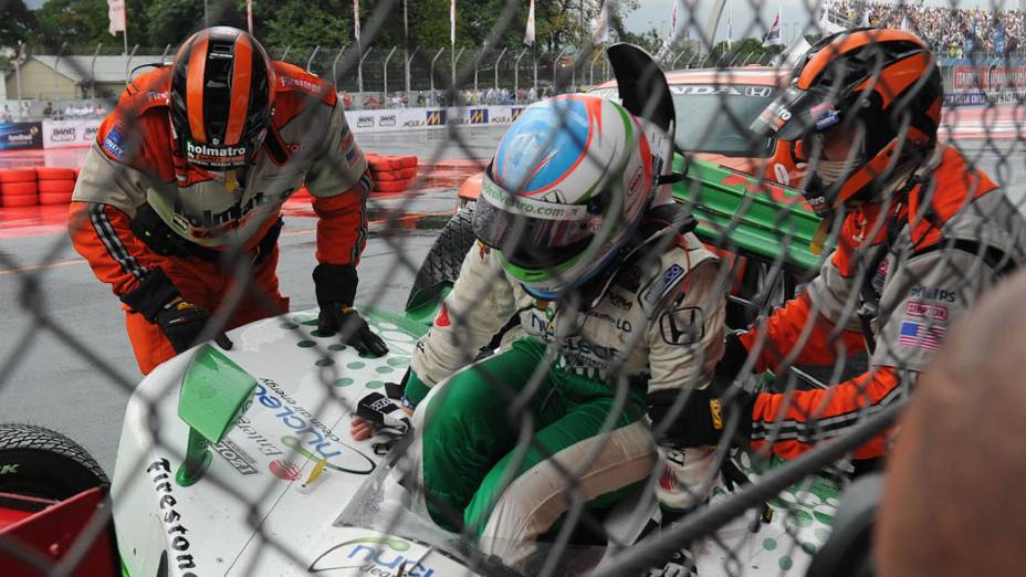 Equipe de resgate retira a piloto Simona De Silvestro do carro após acidente na Indy 300, em São Paulo