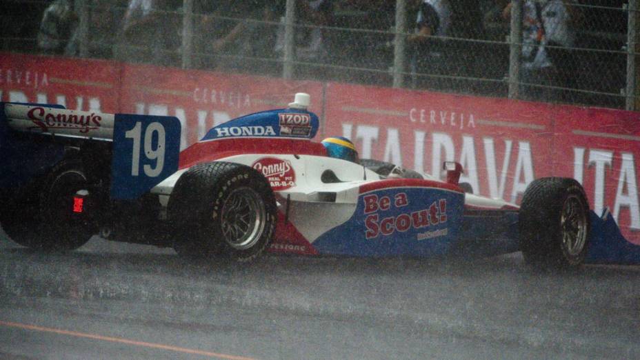 Piloto francês Sebastien Bourdais debaixo de forte chuva durante a corrida da Indy 300, em São Paulo