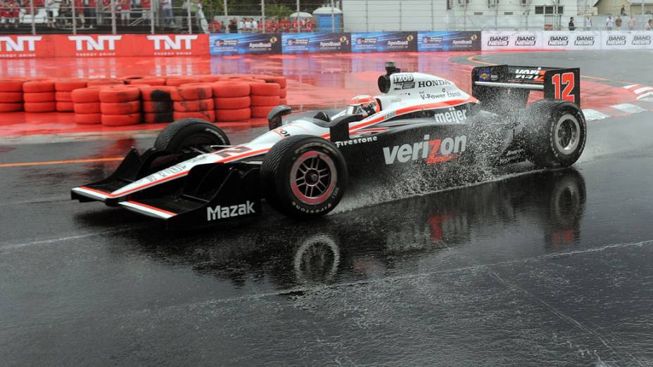 Liderando a prova, Will Power disputa a prova da Indy 300 debaixo de forte chuva, em São Paulo