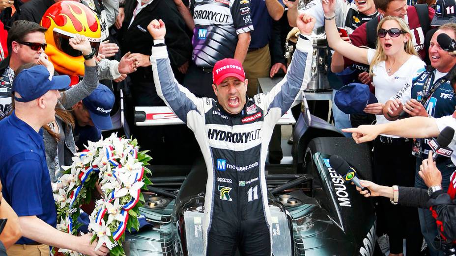  <br><br>  Tony Kanaan comemora depois de vencer em Indianapolis pela Indy 500