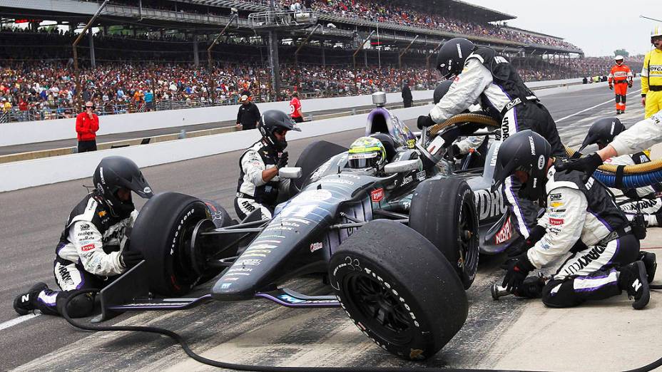 Tony Kanaan em parada para troca dps pneus em Indianapolis pela Indy 500