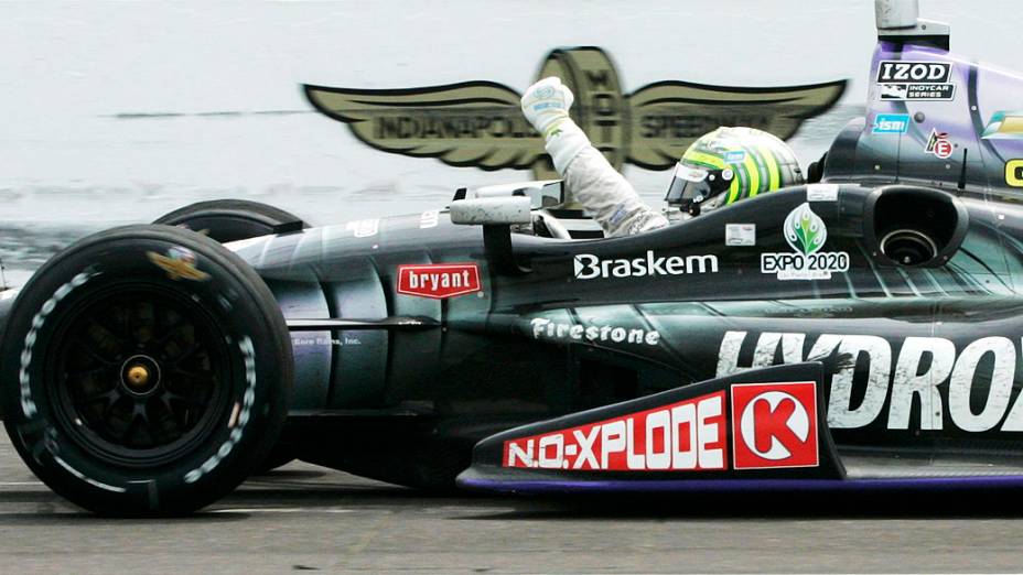 Tony Kanaan comemora depois de vencer em Indianapolis pela Indy 500