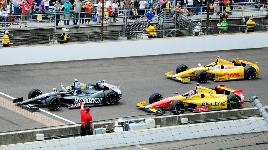 Tony Kanaan comemora depois de vencer em Indianapolis pela Indy 500