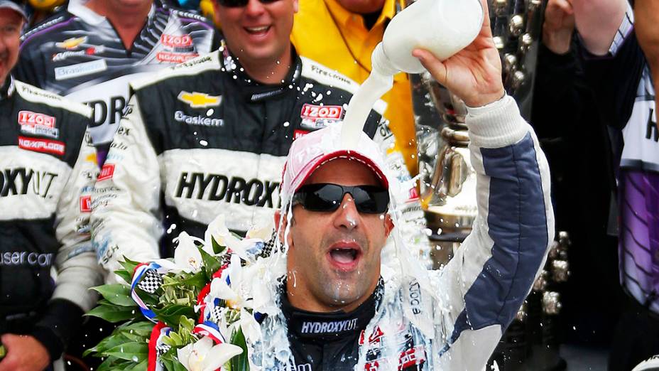 Tony Kanaan comemora depois de vencer em Indianapolis pela Indy 500