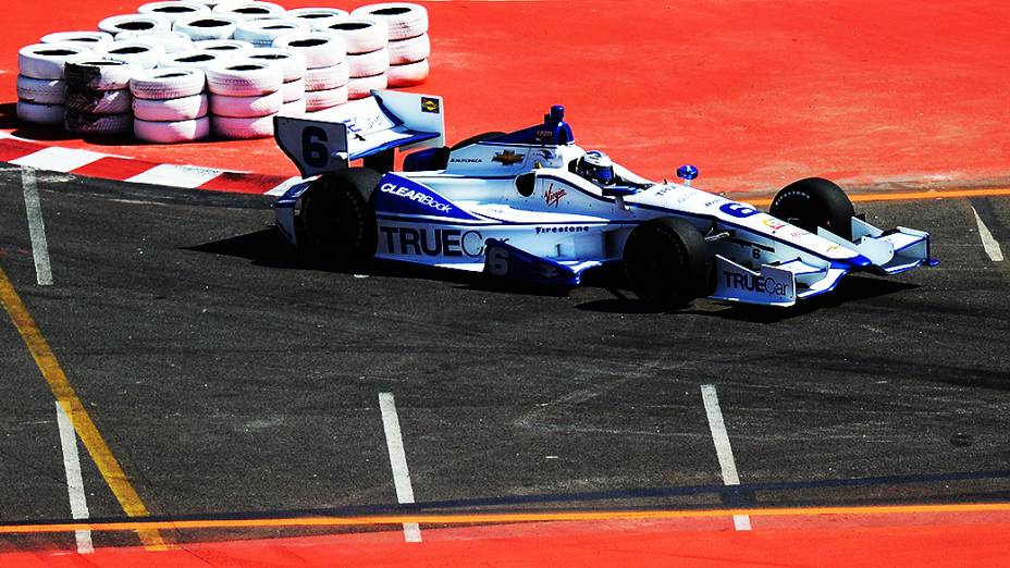 Carro durante a corrida da São Paulo Indy 300 no autódromo de rua do Anhembi na zona norte da cidade