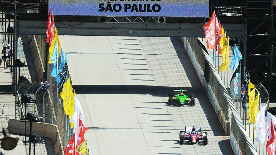 Pilotos durante treino de classificação para Indy 300 no Anhembi em São Paulo