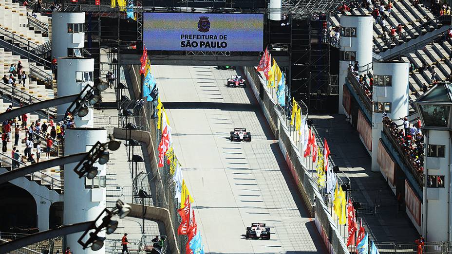 Pilotos durante treino de classificação para Indy 300 no Anhembi em São Paulo