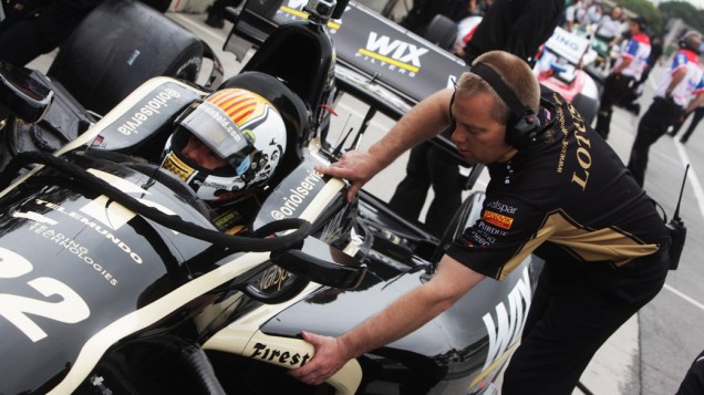 Piloto Oriol Servia se prepara para paraticipar do treino livre da fórmula Indy, no sambódromo do Anhembi