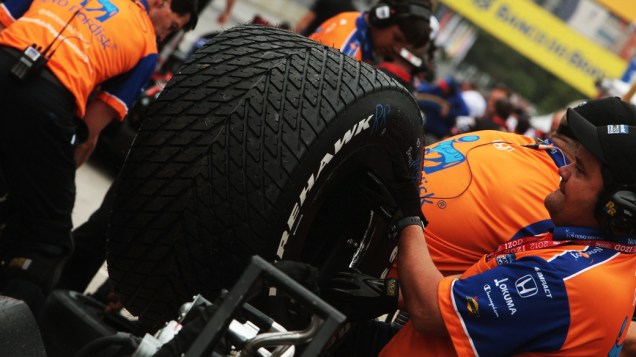 Mecânicos trocam pneus do carro do piloto Simon Pagenaud  